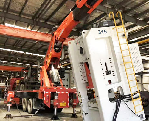 巴州附近随车吊出租，轻松解决运输难题