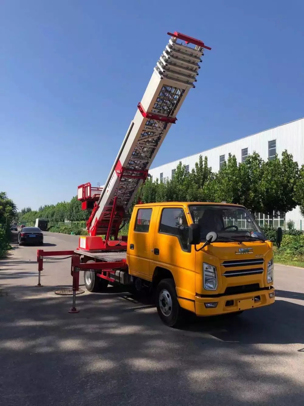 巴州附近的云梯车出租服务：轻松解决高空作业需求